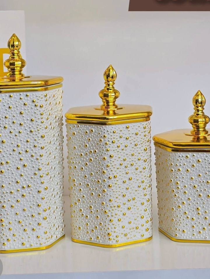 Pots décoratifs blancs et dorés